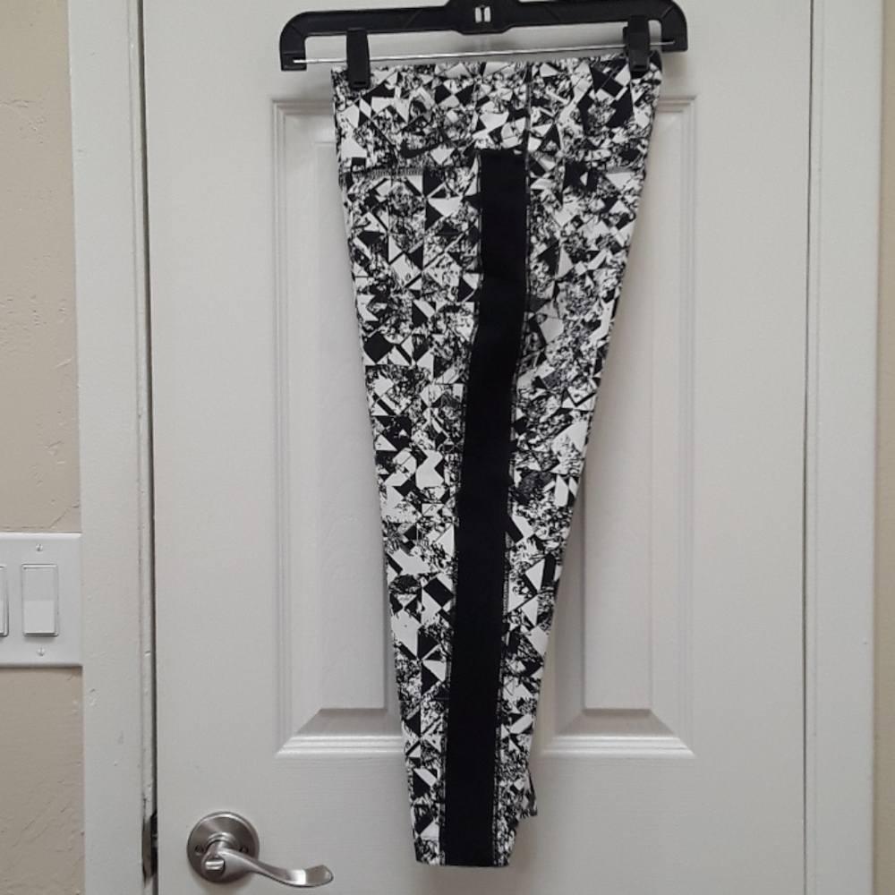 Nike Dri Fit  Legend. Jewels Tight Training Capri - Picture 10 of 15
